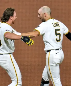 Lowe leads Pirates to come-from-behind win over Diamondbacks